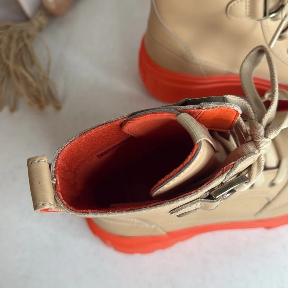 Sorel laces snake
